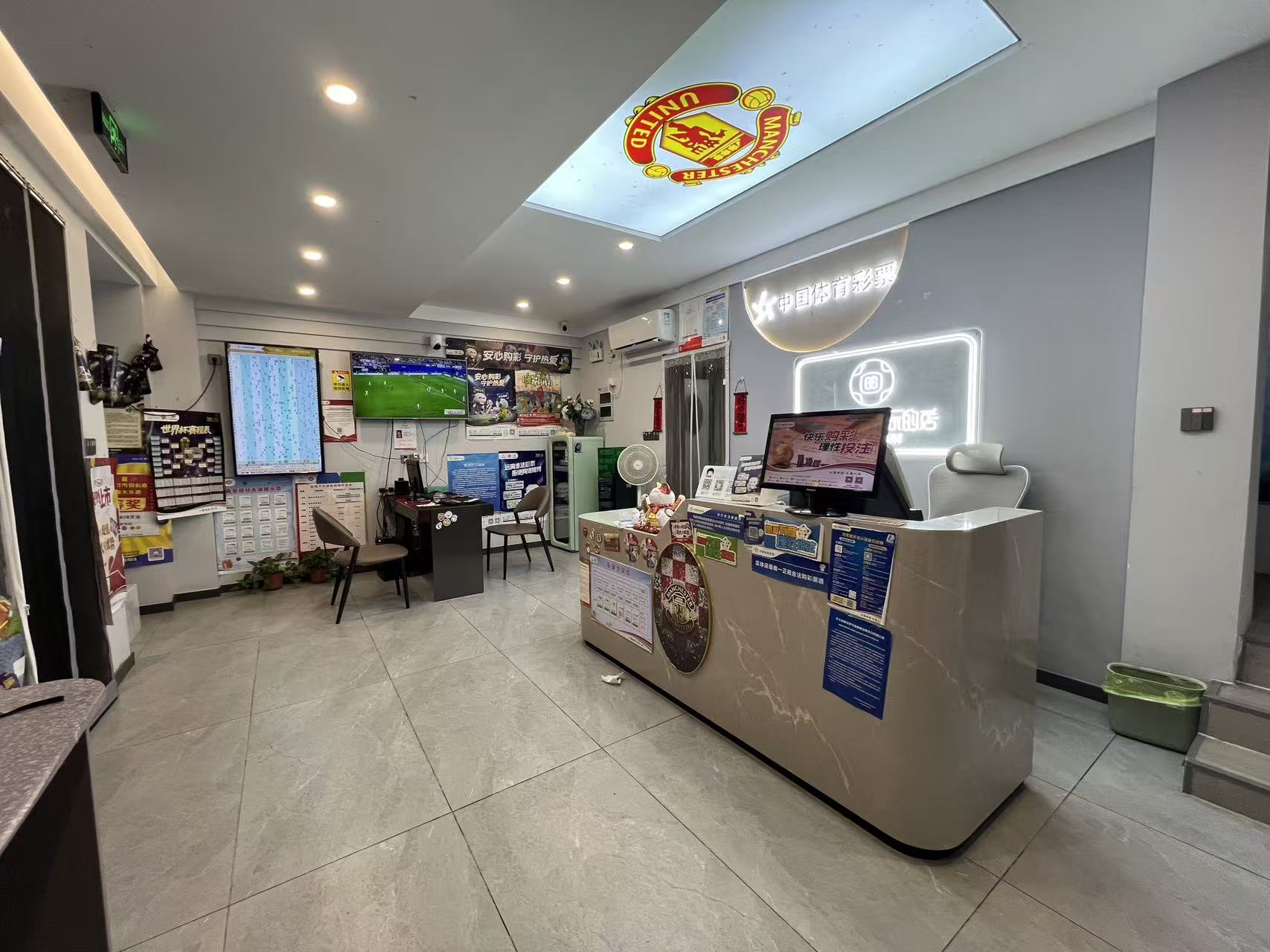 店内全景